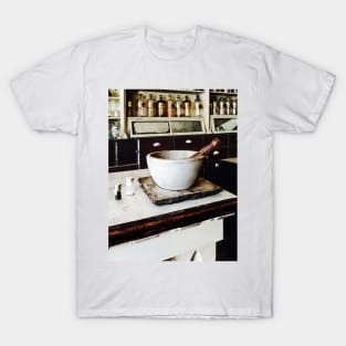Pharmacy - Mortar and Pestle in Apothecary T-Shirt